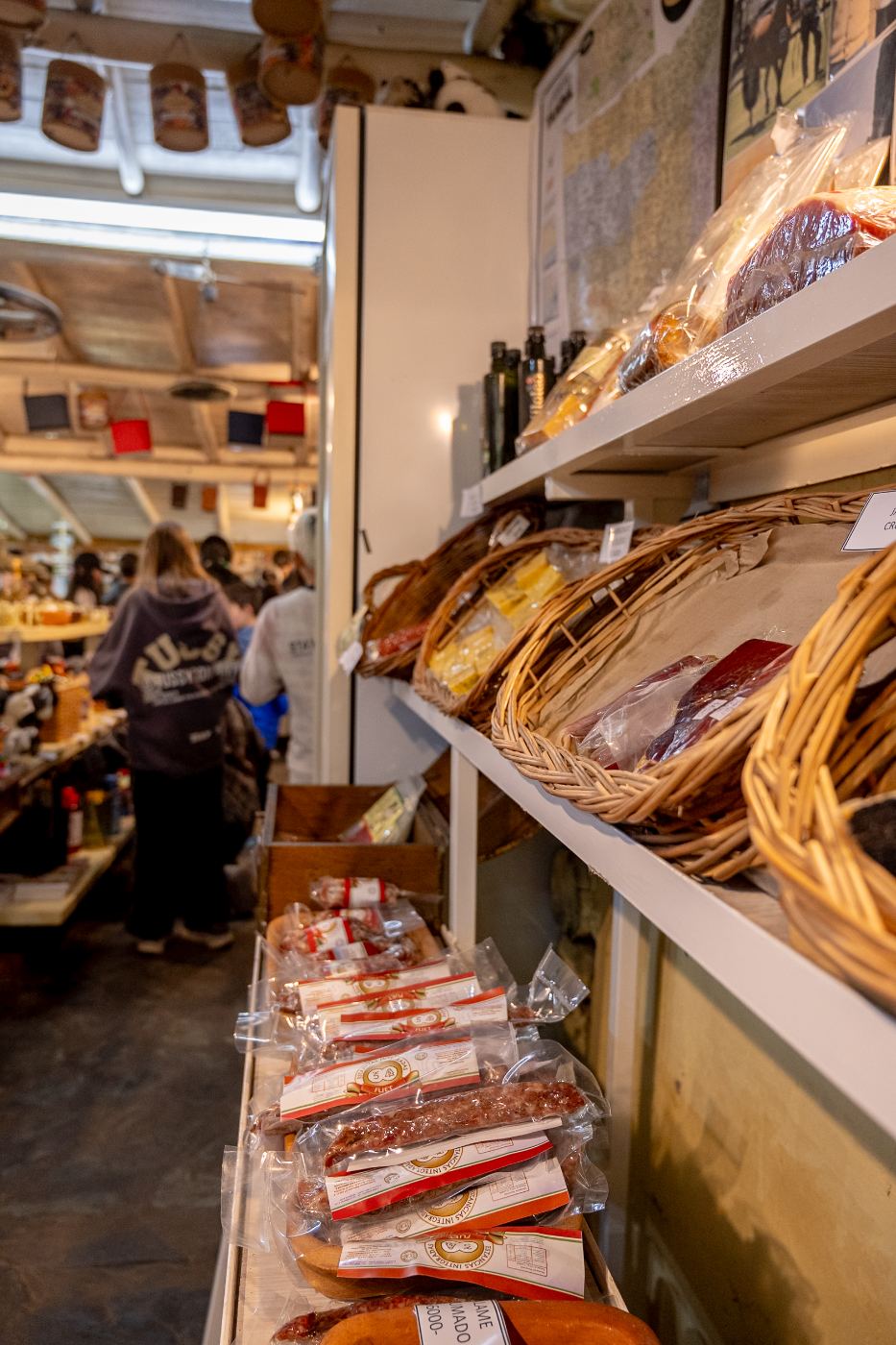 Chacinados y salames tandilenses en canastos del local de venta de El Cazador